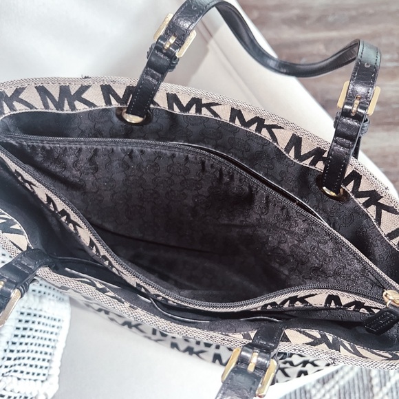 Authentic Michael Kors Purse - Picture 4 of 6